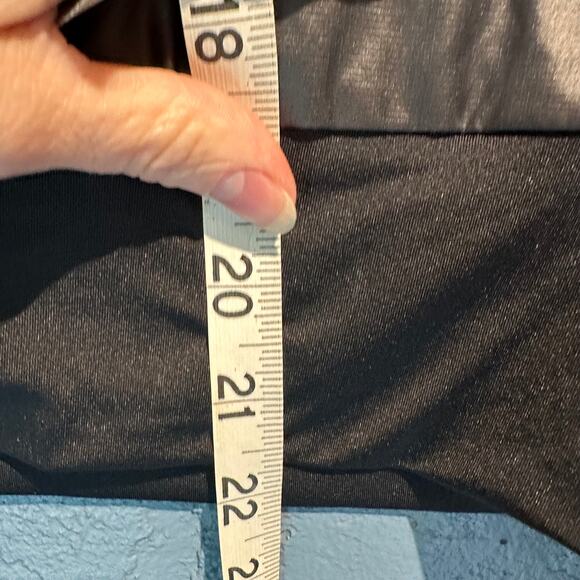 Nike Size Medium Women's Running Jacket Black Zipper Pockets thumb holes crop - Picture 4 of 8